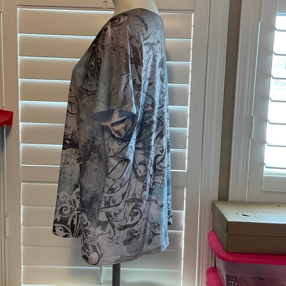 Women's Short Sleeve V-Neck Top - Gray Pattern - Picture 4 of 5